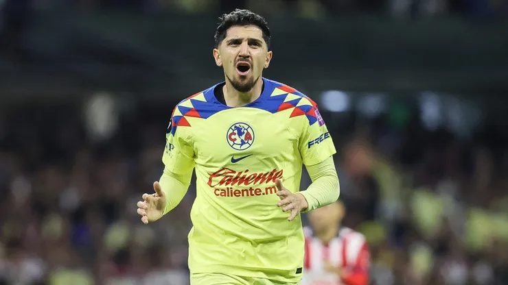 Diego Valdés jugando contra Chivas.