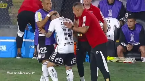Jorge Almirón felicitó efusivamente a Cristián Zavala por un pique rapidísimo que terminó en un penal para Colo Colo.