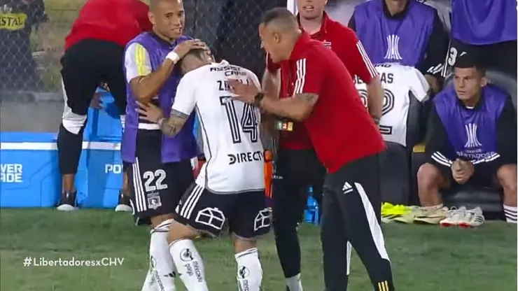 Jorge Almirón felicitó efusivamente a Cristián Zavala por un pique rapidísimo que terminó en un penal para Colo Colo.