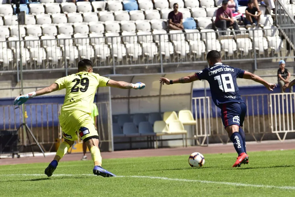 Agustín Rossi le achica a Matías Campos López. (Pedro Tapia/Photosport).