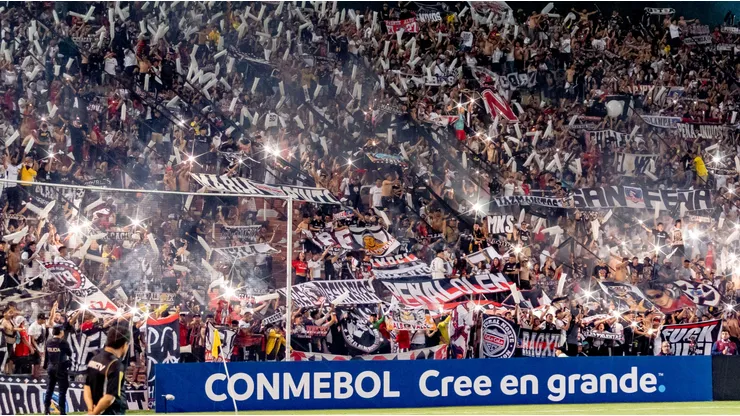 Hinchas de Colo Colo tuvieron pésimo comportamiento en Mendoza.