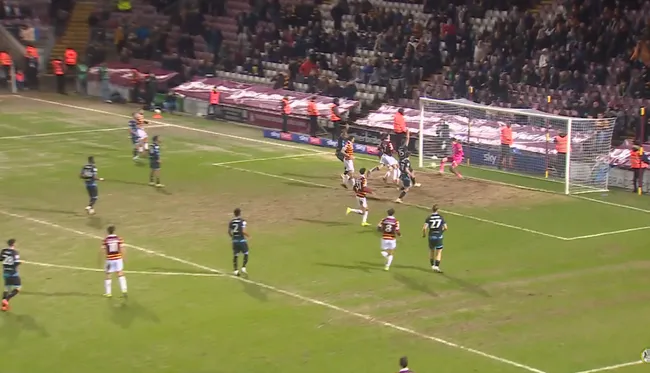 La gran tapada de Vicente Reyes en el Forest Green Rovers. (Captura).