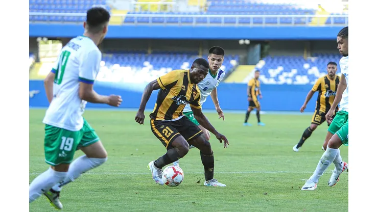 El delantero camerunés recibió cuatro fechas por agresión