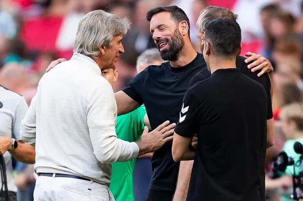 Pellegrini y  Van Nistelrooy mirando su trabajo en Real Betis.