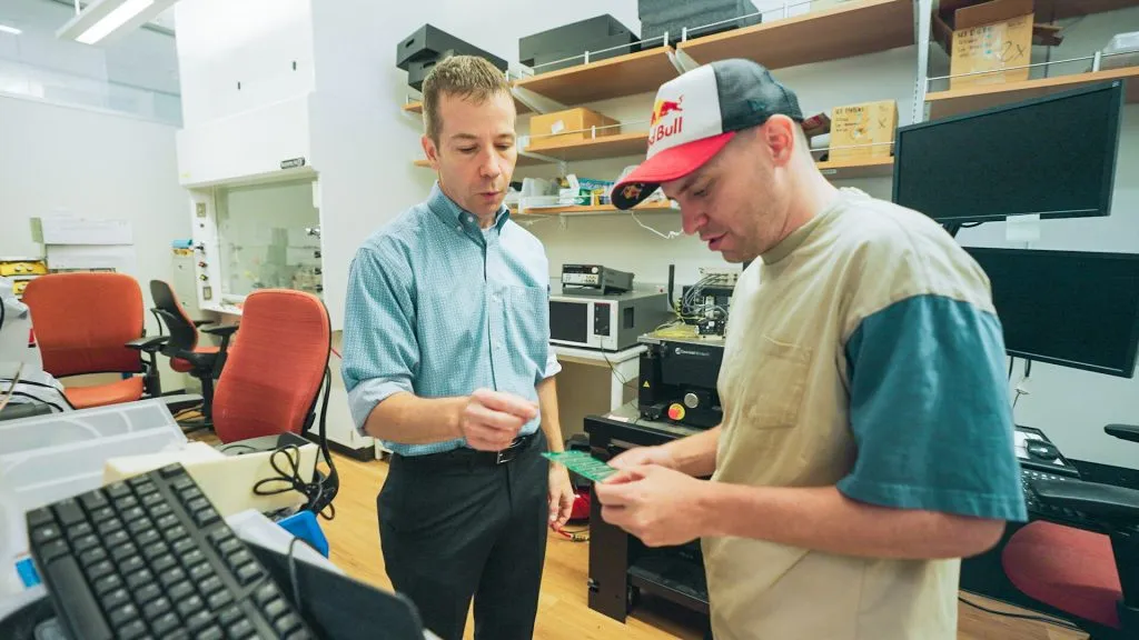 El doctor Michael Kilgard acompañado de David “GrandPooBear” Hunt revisando los avances tras el chip que estimula el nervio vago. Foto:  Red Bull Content Pool.