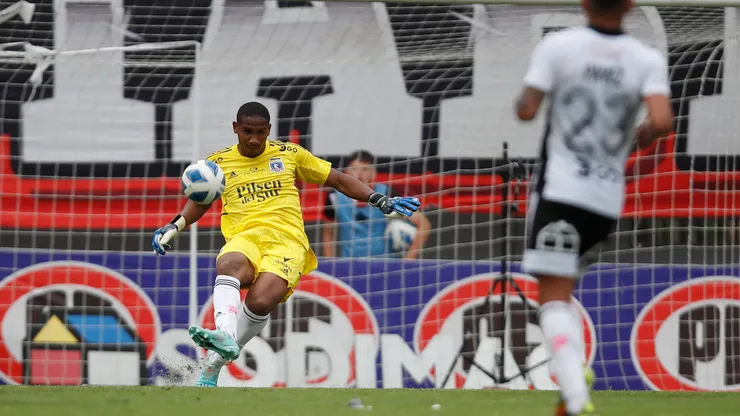 Carabalí se quedó en Colo Colo para pelear un puesto en el equipo de Almirón