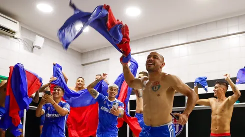 Marcelo Díaz festeja junto a sus compañeros de la U en el Monumental.