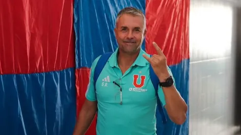 El camarín de la U fue adornado con banderas azules y rojas.