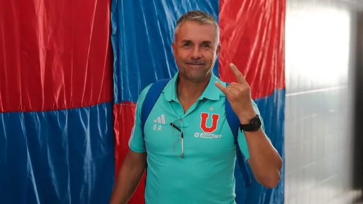 El camarín de la U fue adornado con banderas azules y rojas.