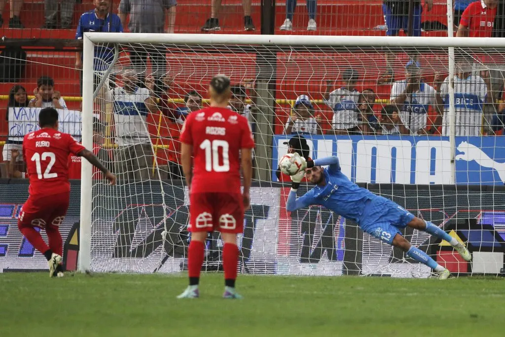 Thomas Gillier le tapó un penal a Patricio Rubio en la caída de la UC ante Ñublense. Tuvo mala suerte, pues del rebote cayó el gol. (Jonnathan Oyarzun/Photosport).