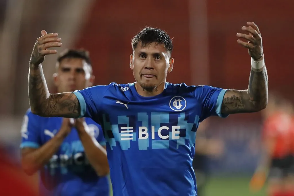 Nicolás Castillo anotó un descuento muy bonito en la derrota de la UC frente a Everton. (Jonnathan Oyarzun/Photosport).