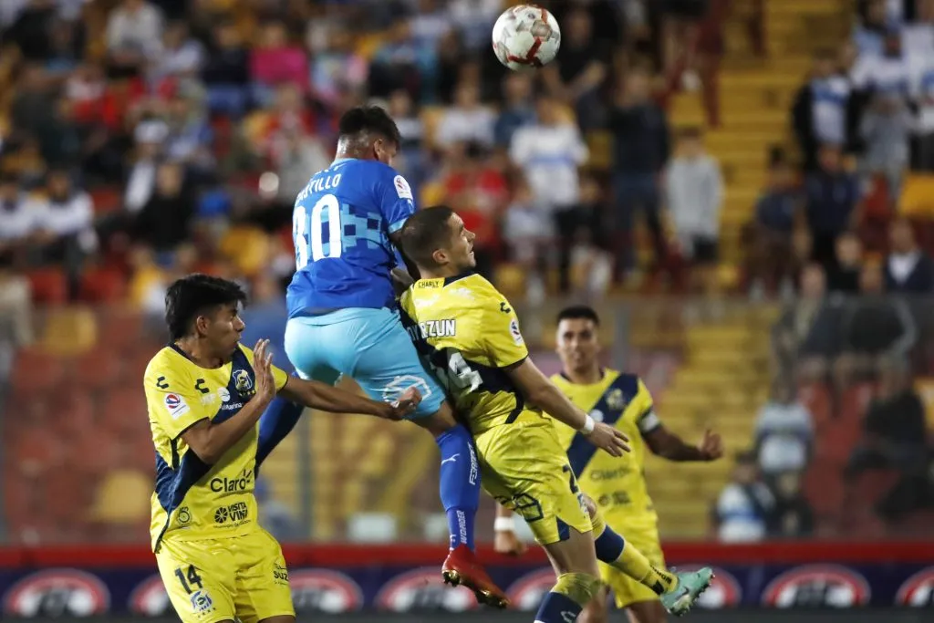Nicolás Castillo jugó casi 15 minutos ante Everton y mostró mucha vergüenza deportiva. (Jonnathan Oyarzun/Photosport).