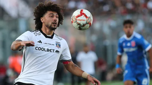 Maxi Falcón jugando por Colo Colo ante la U.