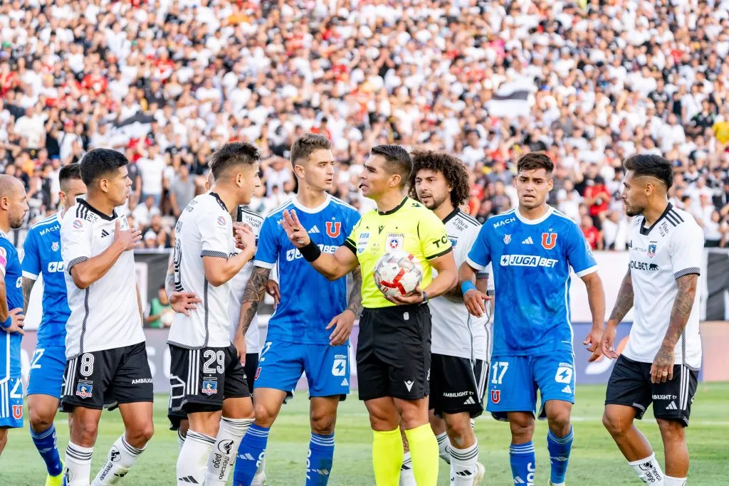 José Cabero llamaba a la calma para escuchar el VAR. Foto: Guille Salazar.