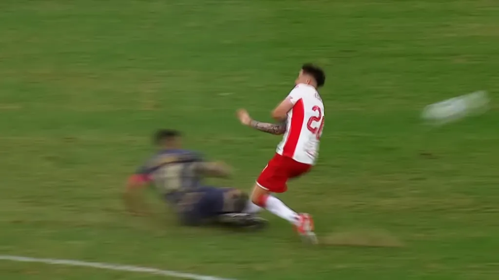 Otro ángulo de la fuerte falta de Rodrigo Echeverría. (Captura Star Plus).