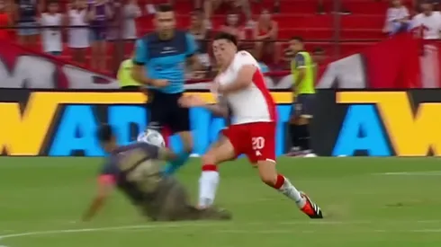 Rodrigo Echeverría tuvo una acción muy peligrosa que pudo costarle la tarjeta roja directa.