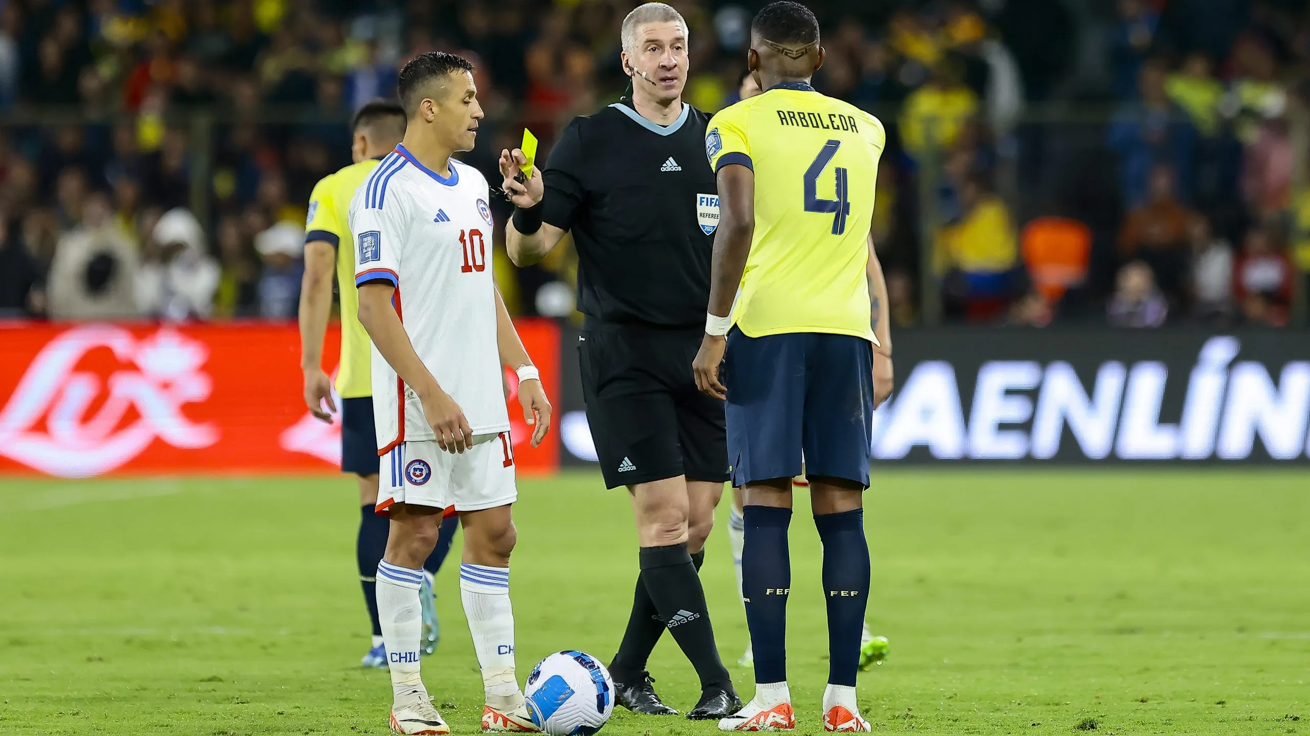 Anderson Daronco dirigiendo Chile vs. Ecuador por clasificatorias (Getty Images)