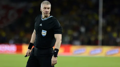 Anderson Daronco dirigiendo Chile vs. Ecuador