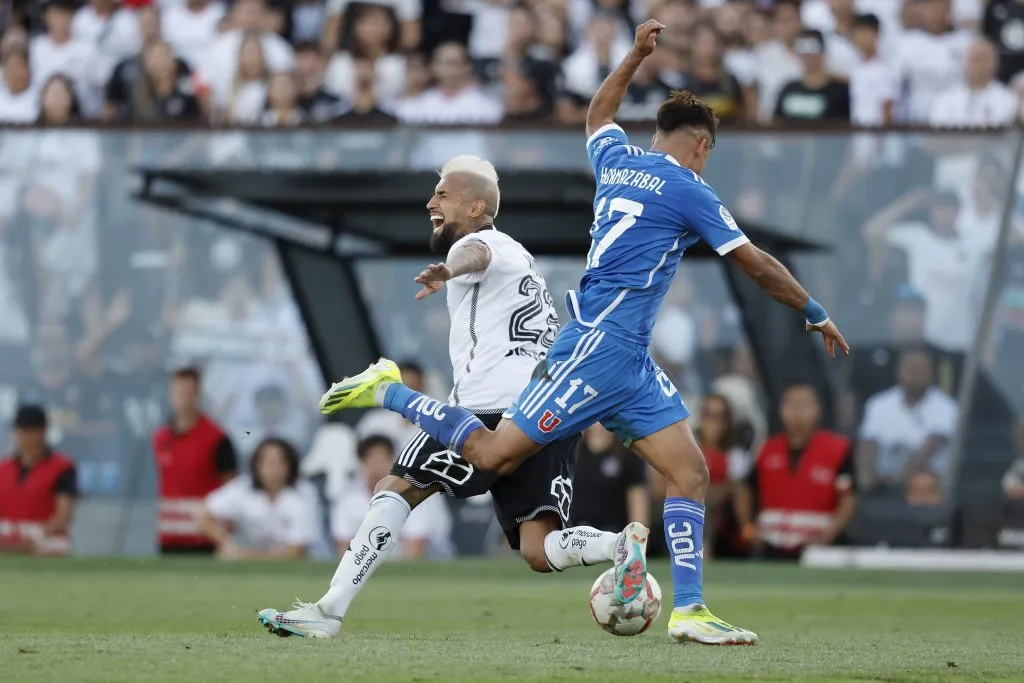 Hormazábal lucha con Arturo Vidal en el Superclásico 195, el que cortó la racha sin victorias de la U en Macul. (Pepe Alvujar/Photosport).