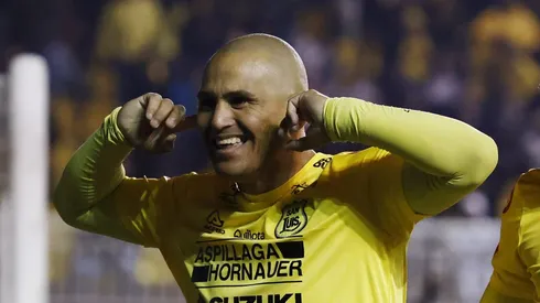 Chupete Suazo celebra su gol frente a San Felipe, 2023.