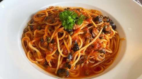 Salsa puttanesca receta paso a paso.