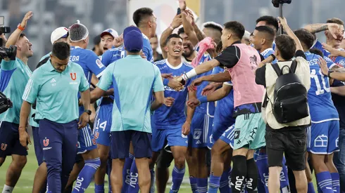 Los jugadores de la U festejaron con todo en el Monumental.