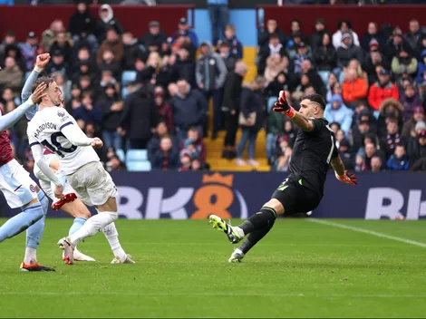 Dibu Martínez se lleva una bolsa de goles ante los Spurs