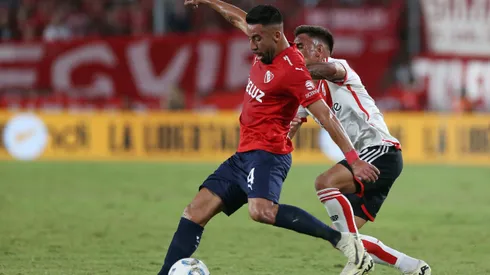 Mauricio Isla lucha un balón con Enzo Díaz en el partido entre Independiente de Avellaneda y River Plate.