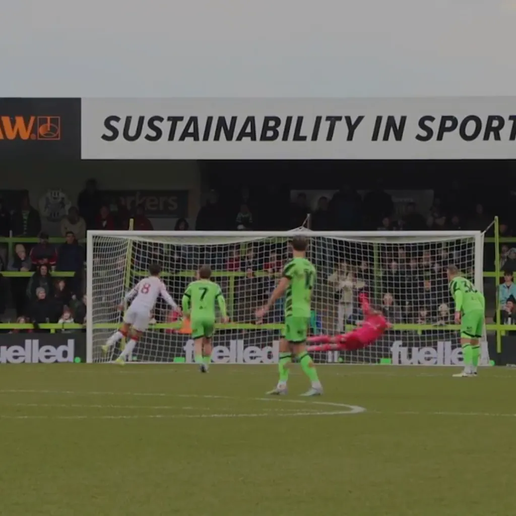 La gran tapada de Vicente Reyes en el Forest Green Rovers. (Captura Forest Green Rovers).