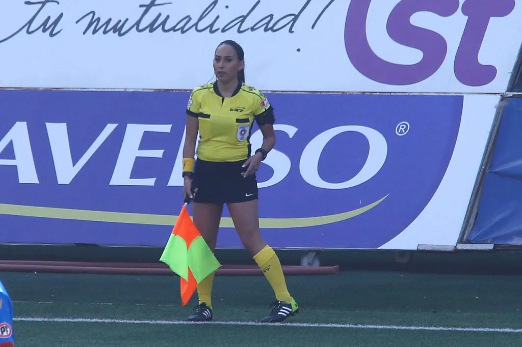 Cindy Nahuelcoy, una de las primeras juezas asistentes en el fútbol chileno (Photosport)