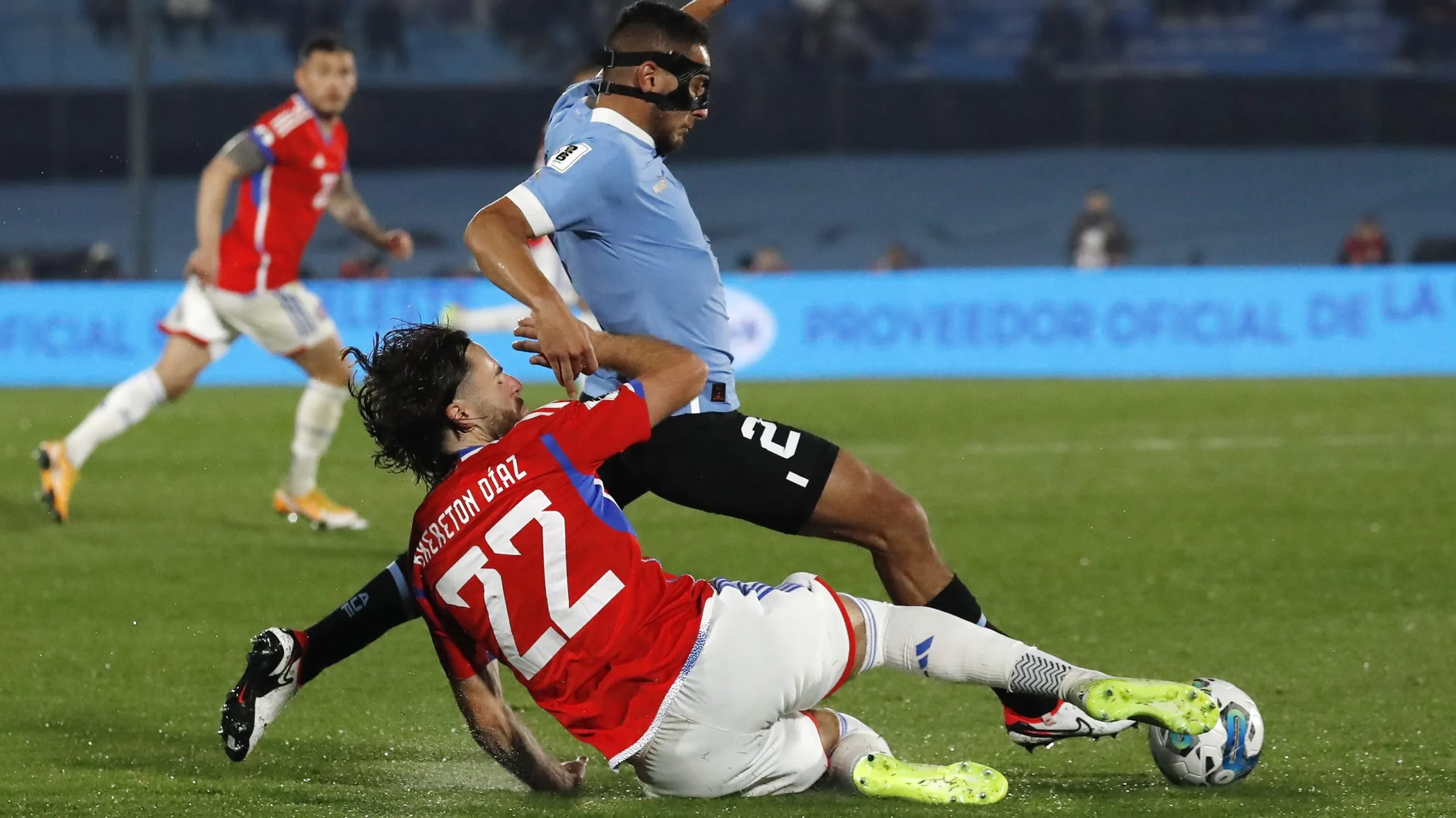 Ben Brereton Diaz disputando el balón contra Sebastián Cáceres de Uruguay (Photosport)