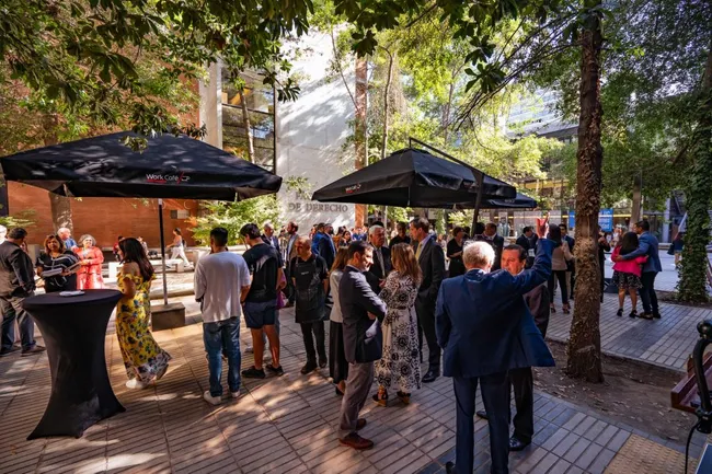 La nueva sucursal se encuentra al interior de la Casa Central de la Pontificia Universidad Católica de Chile. Foto: Daniel Sáez.