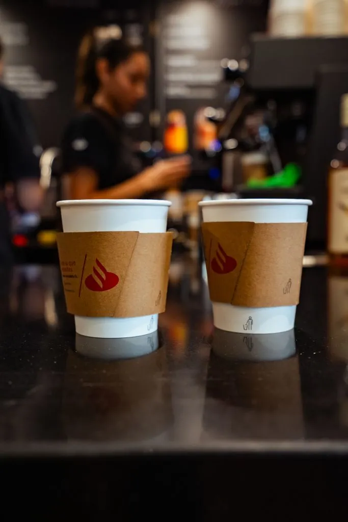 También hay café para poder conversar y disfrutar en la nueva sucursal de Work/Café de Banco Santander en la Casa Central de la PUC. Foto: Daniel Sáez.