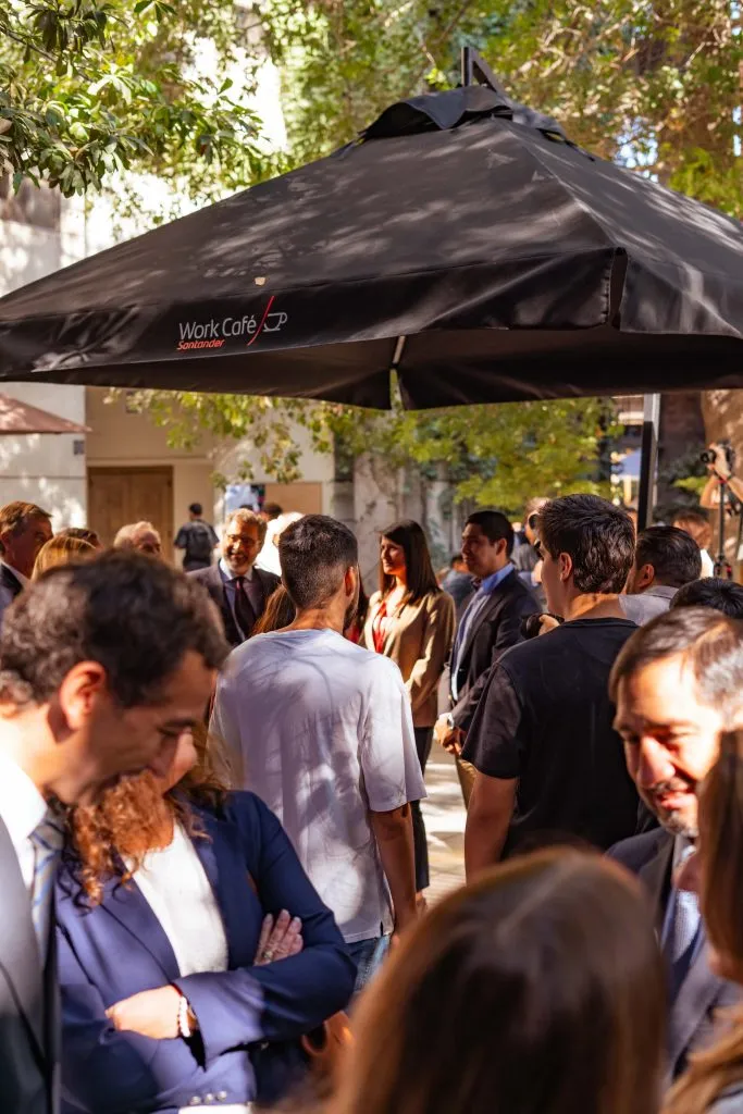 La vida universitaria se acopla junto al nuevo Work/Café en la Casa Central de la Pontificia Universidad Católica de Chile. Foto: Daniel Sáez