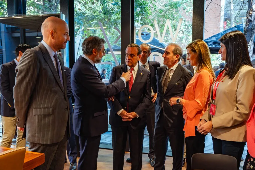 Parte de los invitados a la ceremonia de inauguración de la nueva sucursal de Work/Café en la Casa Central de la PUC. Foto: Daniel Sáez.