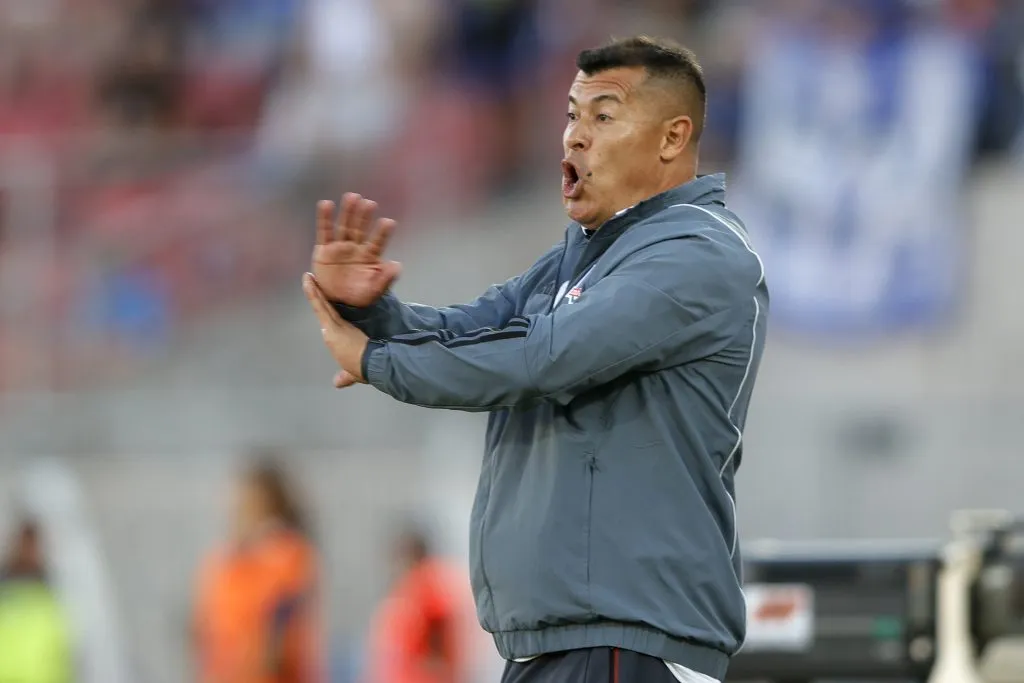 Jorge Almirón ve débil el lateral derecho de Colo Colo, aunque casi no hay tiempo para conseguir un fichaje. (Felipe Zanca/Photosport).