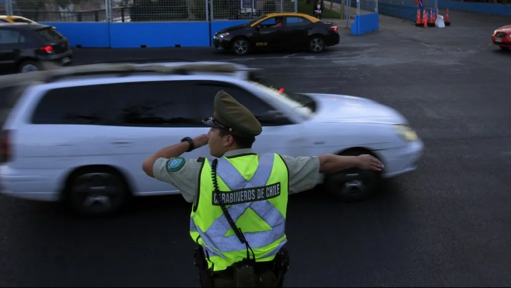 Carabinero desviando el tránsito