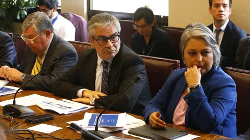 El ministro Mario Marcel y la ministra Jeannette Jara durante la Comisión de Trabajo en el Senado (6 de marzo 2024)