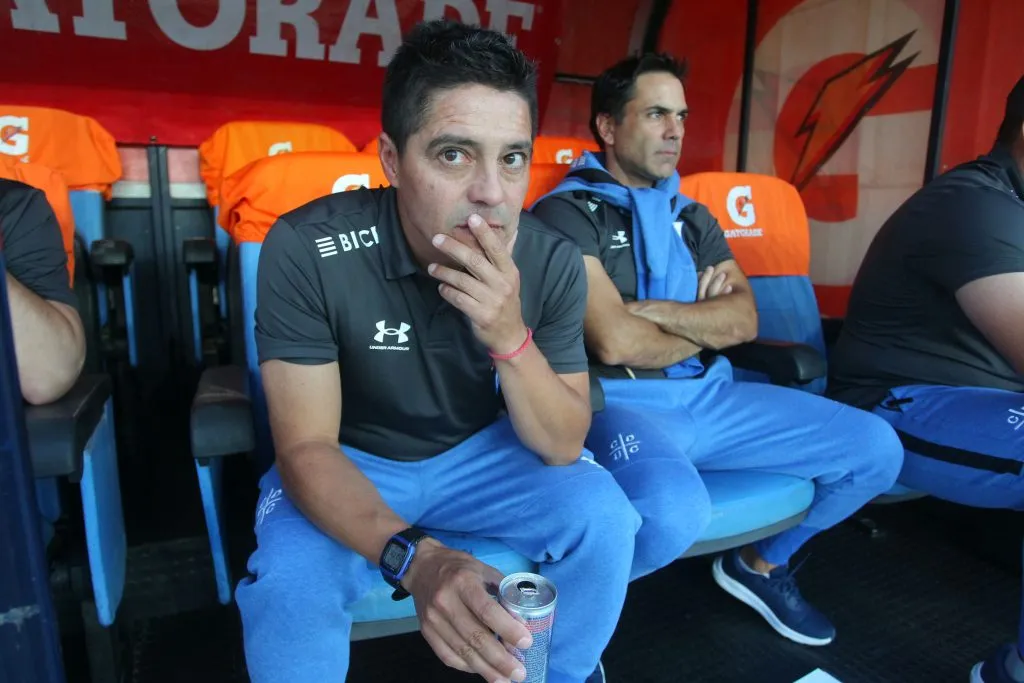 Rodrigo Valenzuela otra vez tendrá que asumir de manera interina como DT de la UC. | Foto: Photosport.