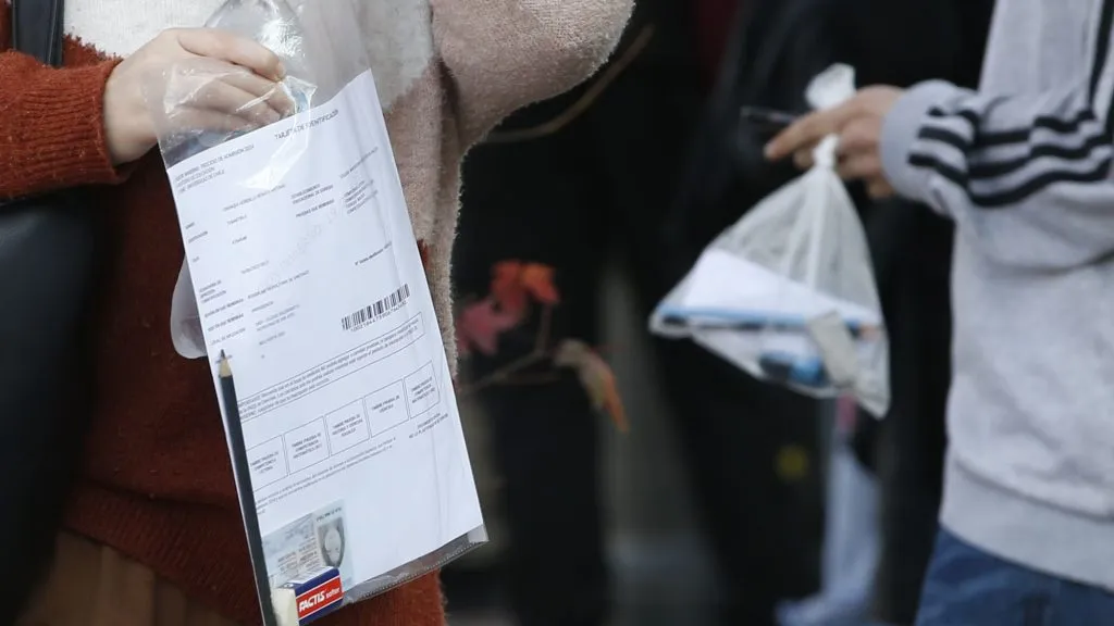 Estudiantes acuden a rendir la PAES