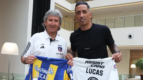 Lucas Barrios acompaña a Colo Colo en la previa de su partido con Sportivo Trinidense.