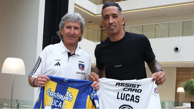 Lucas Barrios acompaña a Colo Colo en la previa de su partido con Sportivo Trinidense.