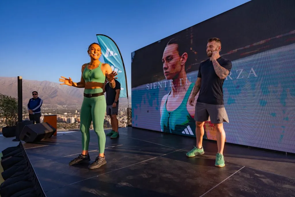 En la altura de la torre Titanium, mujeres pusieron a prueba las zapatillas Dropset II de Adidas