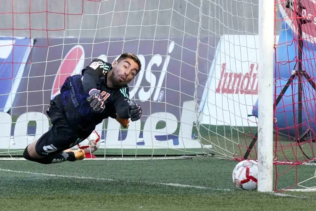 Gabriel Castellón tendrá su estreno en Superclásico. Foto: Alex Fuentes/Photosport