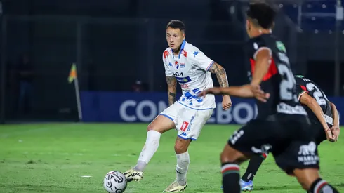 El argentino Brian Blasi con el balón. Terminó la ida ante el Tino con una tarjeta amarilla.
