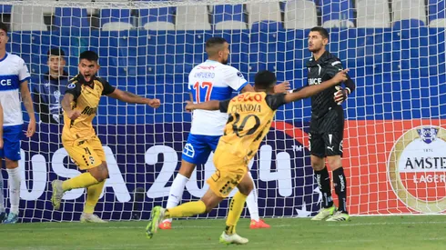 El joven portero comete un error que liquida a la UC.