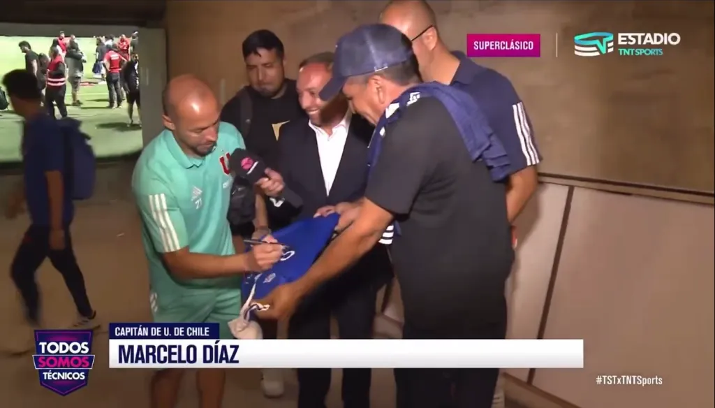 Marcelo Díaz y el periodista entre risas durante charla en TNT Sports (Captura)