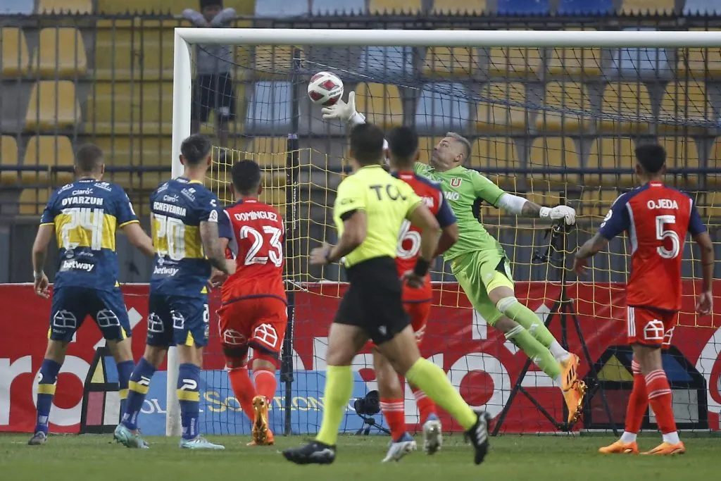 Cristóbal Campos jugando en la U vs. Everton durante 2023 (Photosport)