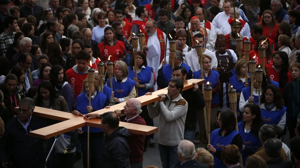 Fieles recrean la pasión de Cristo durante el vía Crucis en calle Presidente Riesco, comuna de Las Condes