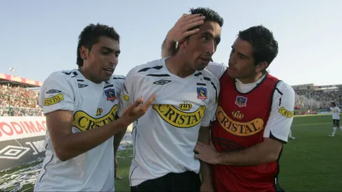 Gonzalo Jara fue el primero que llegó a festejar con el delantero.